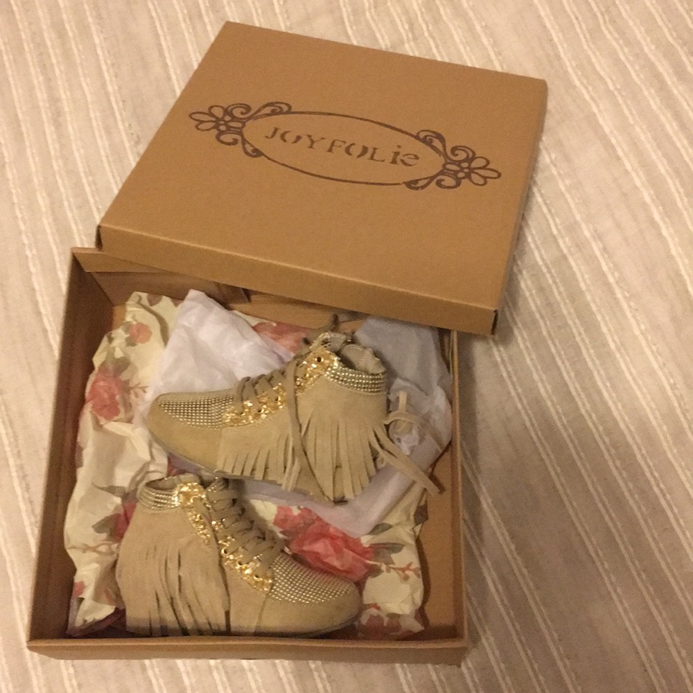 Joy folie kids shoes size 7 ( more likely 6)